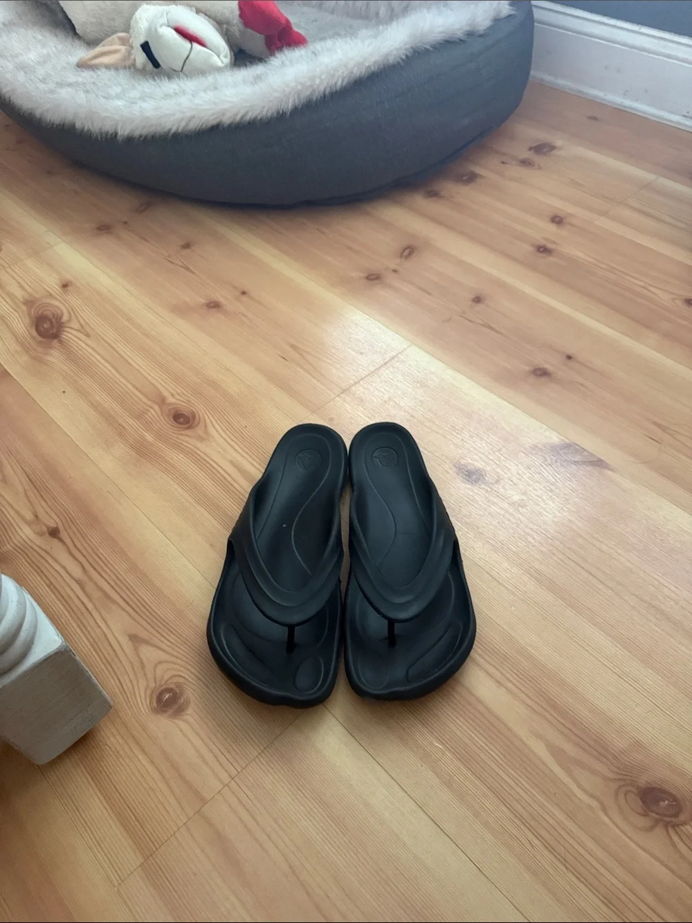 CROCS Men's Black Ergonomic Flip Flops